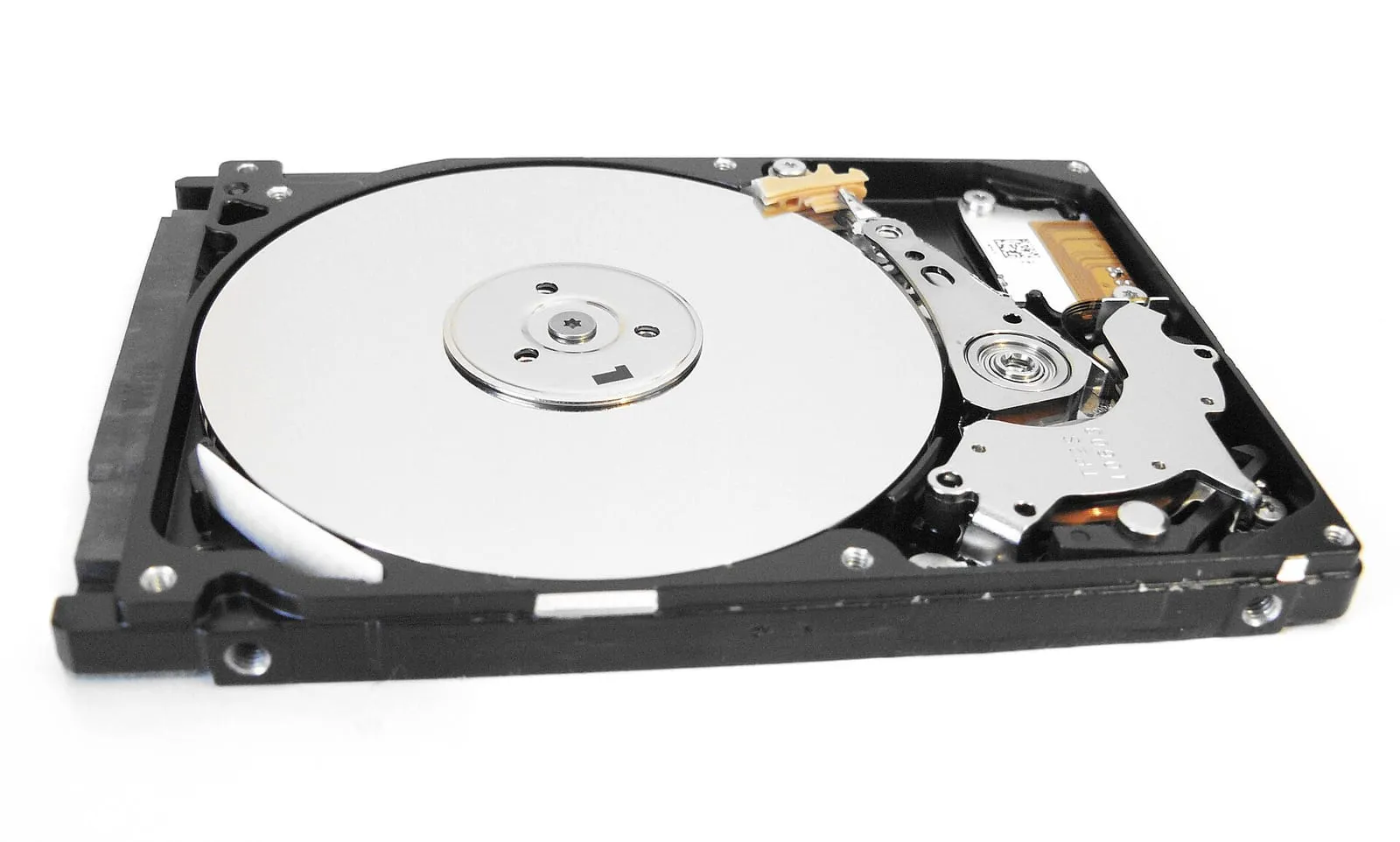 덮개를 연 2.5인치 HDD 내부. 둥근 원판(플래터)과 그 위를 오가는 헤드 팔이 보인다