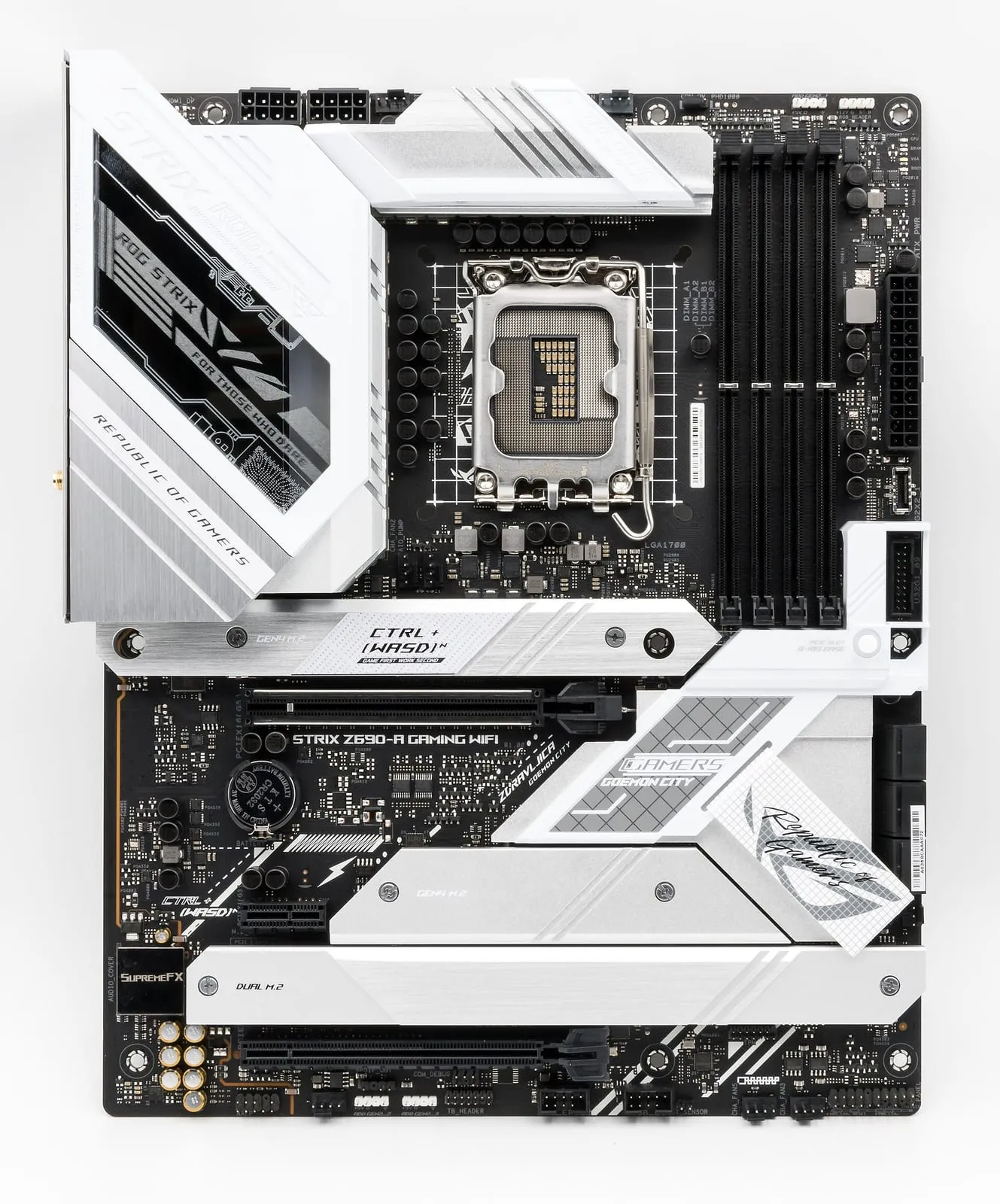 ATX 메인보드 사진. 가운데 위 CPU 소켓, 오른쪽 RAM 슬롯 4개, 아래쪽 PCIe 슬롯과 M.2 방열판이 보인다